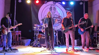 Die Band „Dry Cherry Pie” sorgte für tolle Stimmung beim Sommerfest des OWV Moosbach (Bild: Diana Hochholzer)