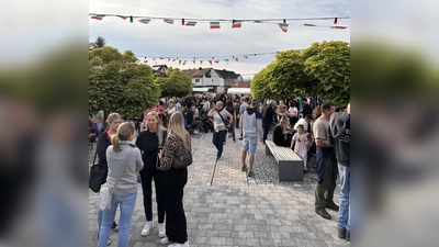 Italienischer Abend im Pausenhof der Mittelschule. (Bild: Julian Kraus)
