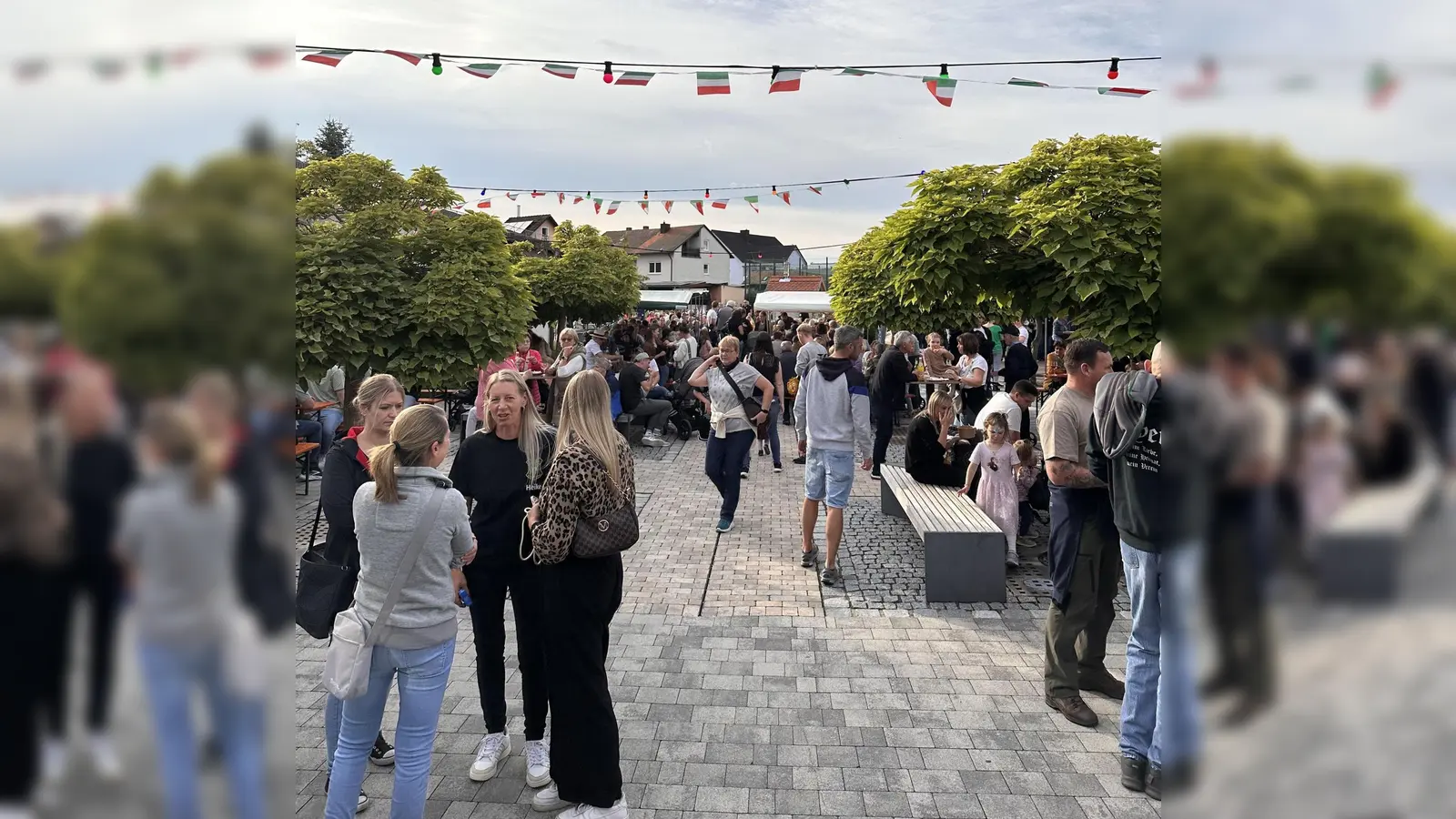 Italienischer Abend im Pausenhof der Mittelschule. (Bild: Julian Kraus)