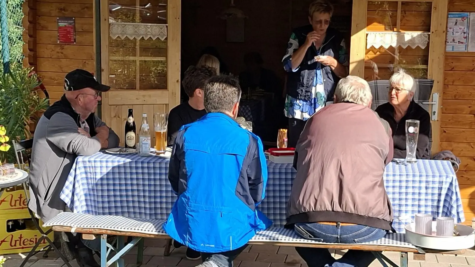 Der Platz im Vereinsheim reichte für die Besucher nicht aus. (Bild: Gerd Neumann)