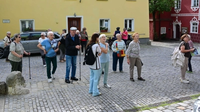 AWO Besuchergruppe vor dem Haus ohne Dach in Kallmünz (Bild: Michael Welnhofer)