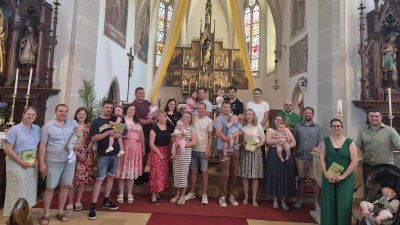 Die Familien der Täuflinge mit Pfarrer Hans Spitzhirn (Bild: Silvia Götz)