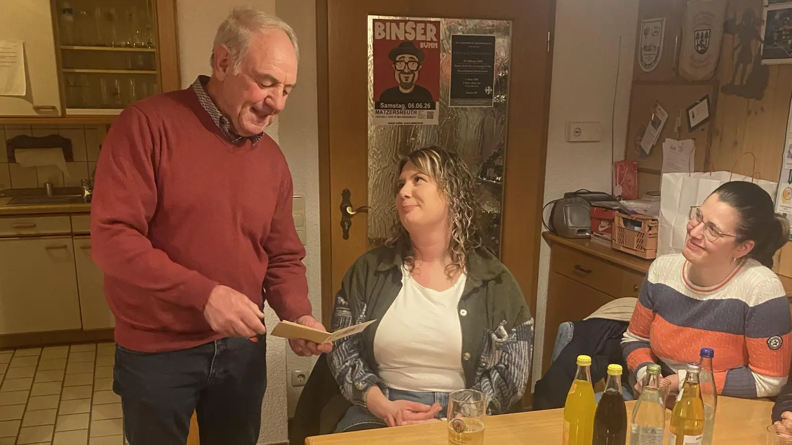 Begrüßung von der Neubürgerin Carina Zölch in Matzersreuth durch Vorsitzenden Herbert Konrad. (Bild: Herbert Konrad)