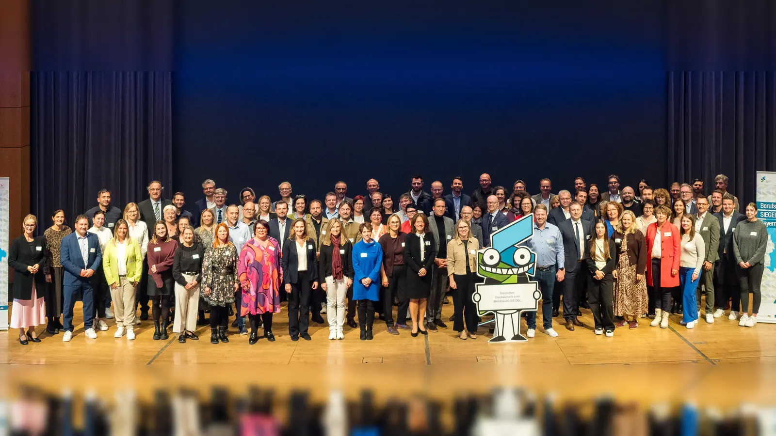 Vertreter aller ausgezeichneten Schulen aus Niederbayern und der Oberpfalz. (Bild: Stefan Winterstetter)