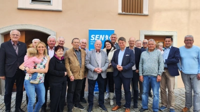 Hartmut Brönner (Mitte) im Kreis der Ehrengäste und der neugewählten Vorstandschaft. (Bild: Wolfgang Bauer)