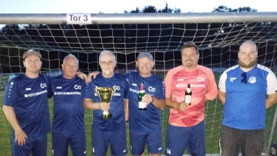 von li. das Sieger-Team: Matthias Messmann, Georg Winkler, Josef Schimmer, Josef Burger, Simon Schimmer, FC-Vors. Florian Leitermann. (Bild: Thomas Rewitzer)