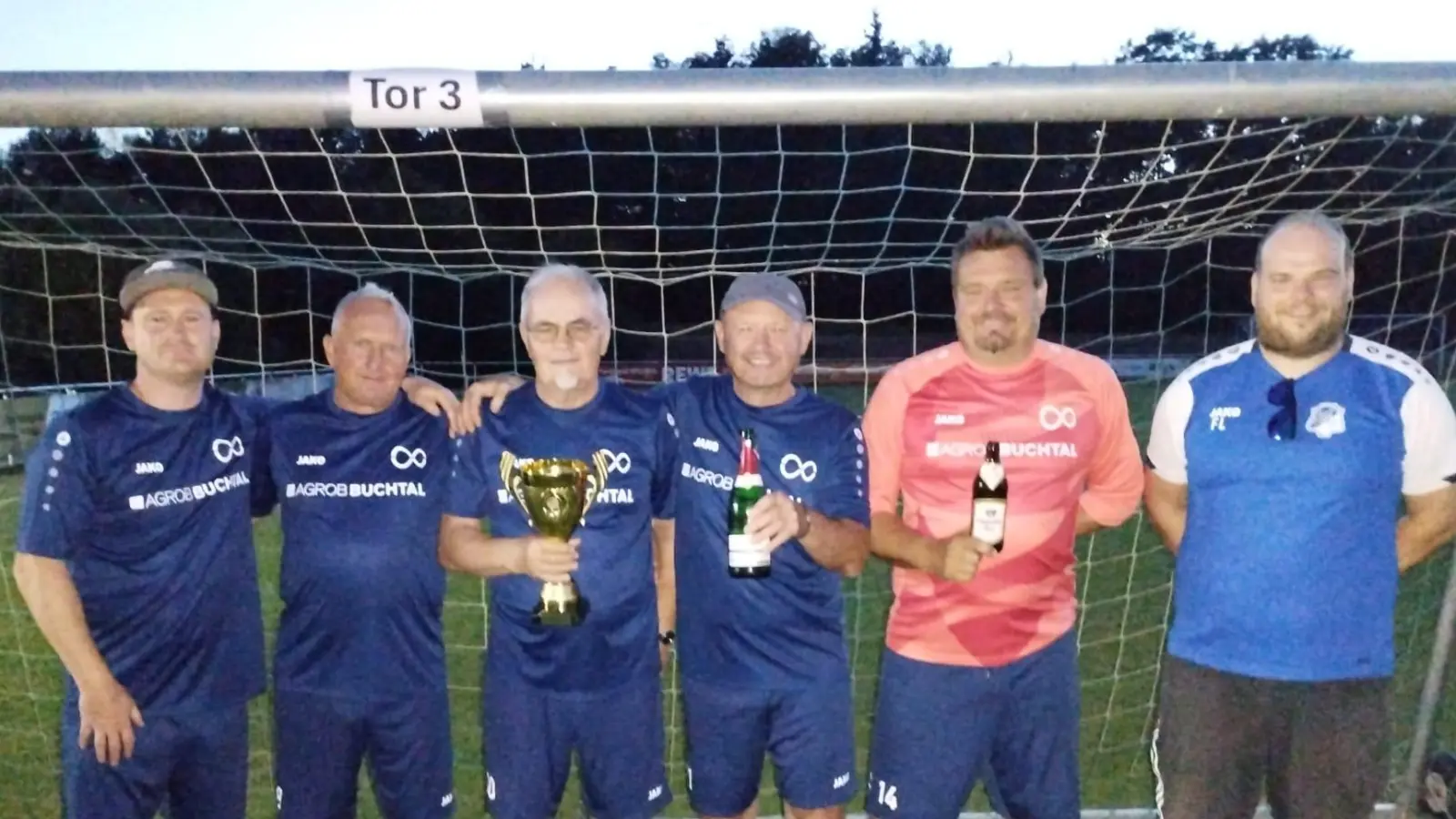 von li. das Sieger-Team: Matthias Messmann, Georg Winkler, Josef Schimmer, Josef Burger, Simon Schimmer, FC-Vors. Florian Leitermann. (Bild: Thomas Rewitzer)