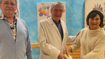 Norbert und Renate Wellein übergaben für drei regionale Qigong-Gruppen eine Spende an den Chefarzt der Weidener Kinderklinik, Dr. Fritz Schneble (Mitte). (Bild: Friedrich Peterhans )