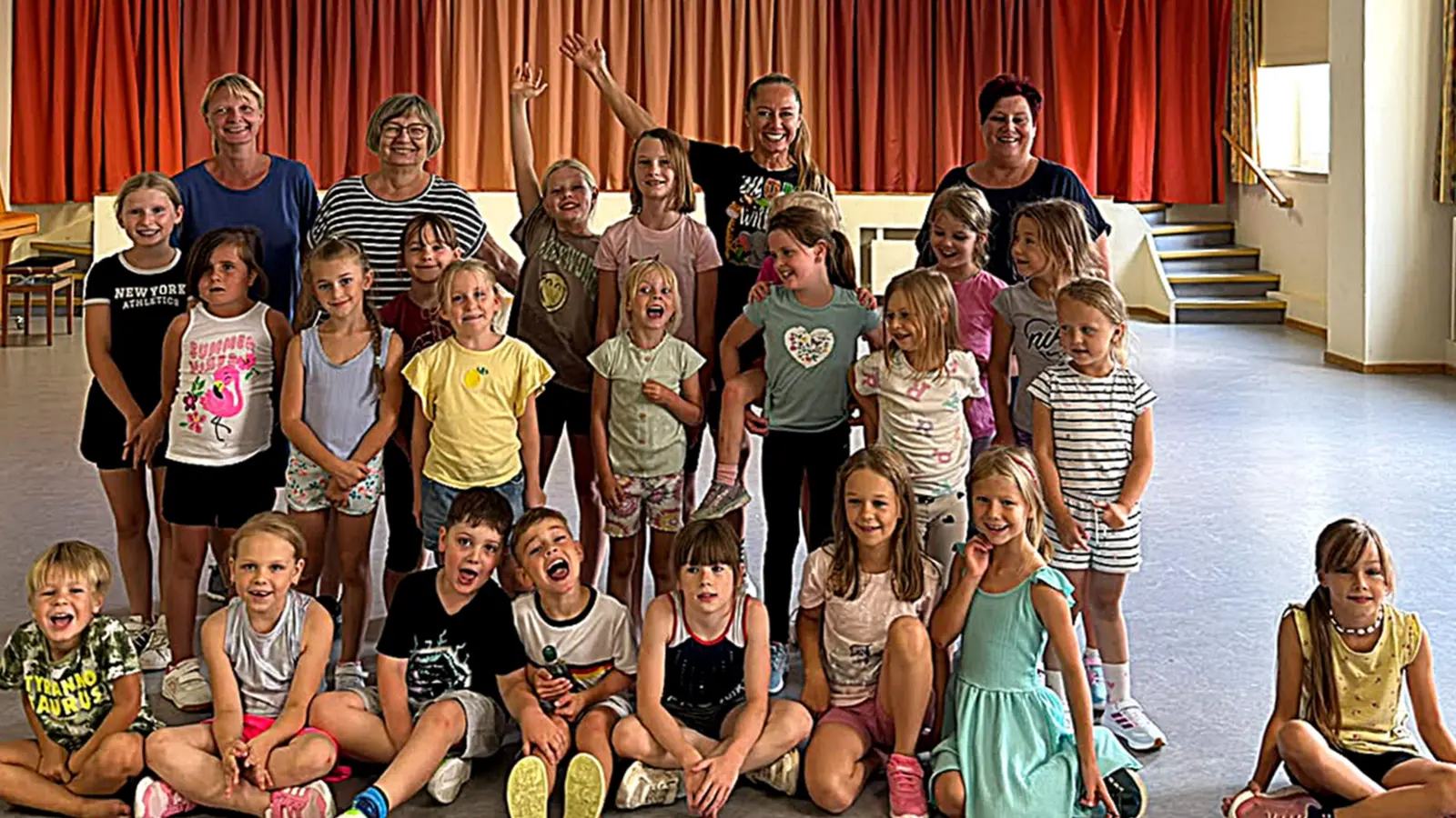 Mit viel Rhythmusgefühl und Freude tanzten die 22 Kinder bei der Ferienaktion des Katholischen Frauenbundes Schirmitz mit Ina Lenk. (Bild: Gerda Köhler)