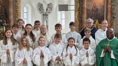 Feierliche Ministrantenaufnahme in der Expositur St. Barbara in Etsdorf. (Bild: Ilona Maiwald)