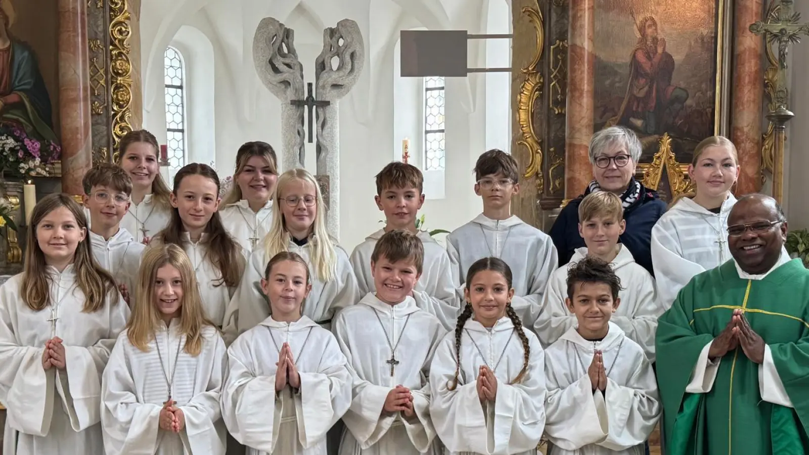 Feierliche Ministrantenaufnahme in der Expositur St. Barbara in Etsdorf. (Bild: Ilona Maiwald)