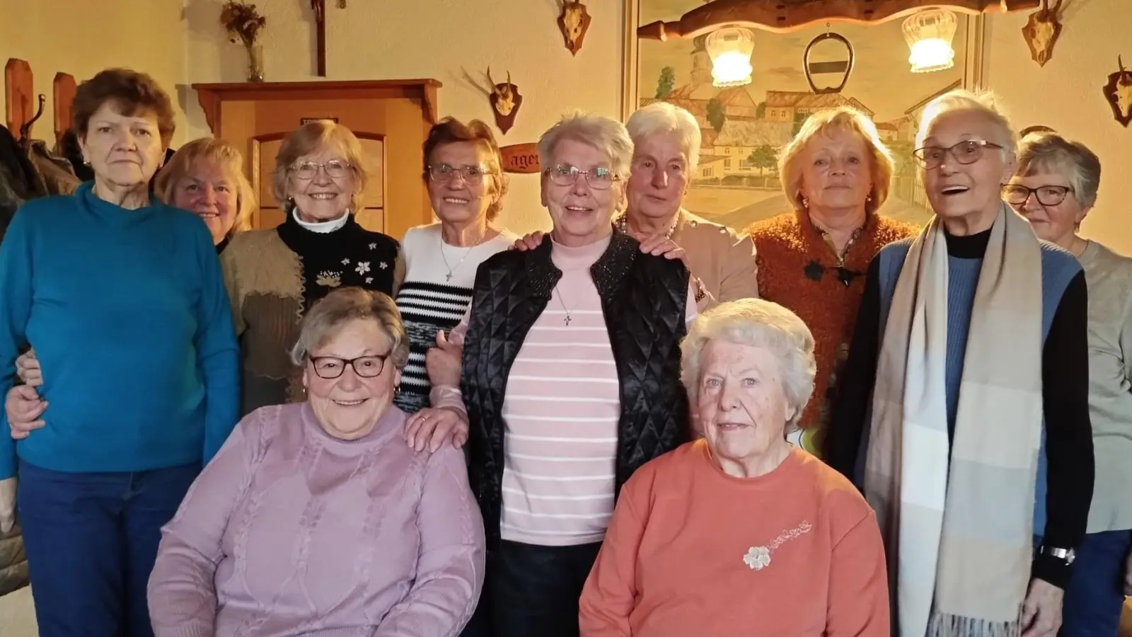 Stehend von links nach rechts: Christa Böhm, Gabi Roth, Bärbel Schmidt, Rosi Vielgut, Inge Käß, Roswitha Bergner, Bernadette Rüger, Rosmarie Würth, Rosmarie Zölch. Vorne sitzend: Elfriede Ackermann, Elisabeth Völkl. Nicht auf dem Foto sind Edeltraud Frank und Lisbeth Anzer. (Bild: Theresia Denz)