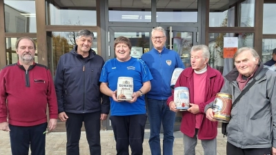 Wanderfreunde-Vorsitzender Karlheinz Lehner, Bürgermeister Edgar Knobloch und Wanderwart Alfons Dobmann (von links) beglückwünschten die mitgliederstärksten Teilnehmergruppen des Grafenwöhrer Volkswandertags. (Bild: Alfons Dobmann)