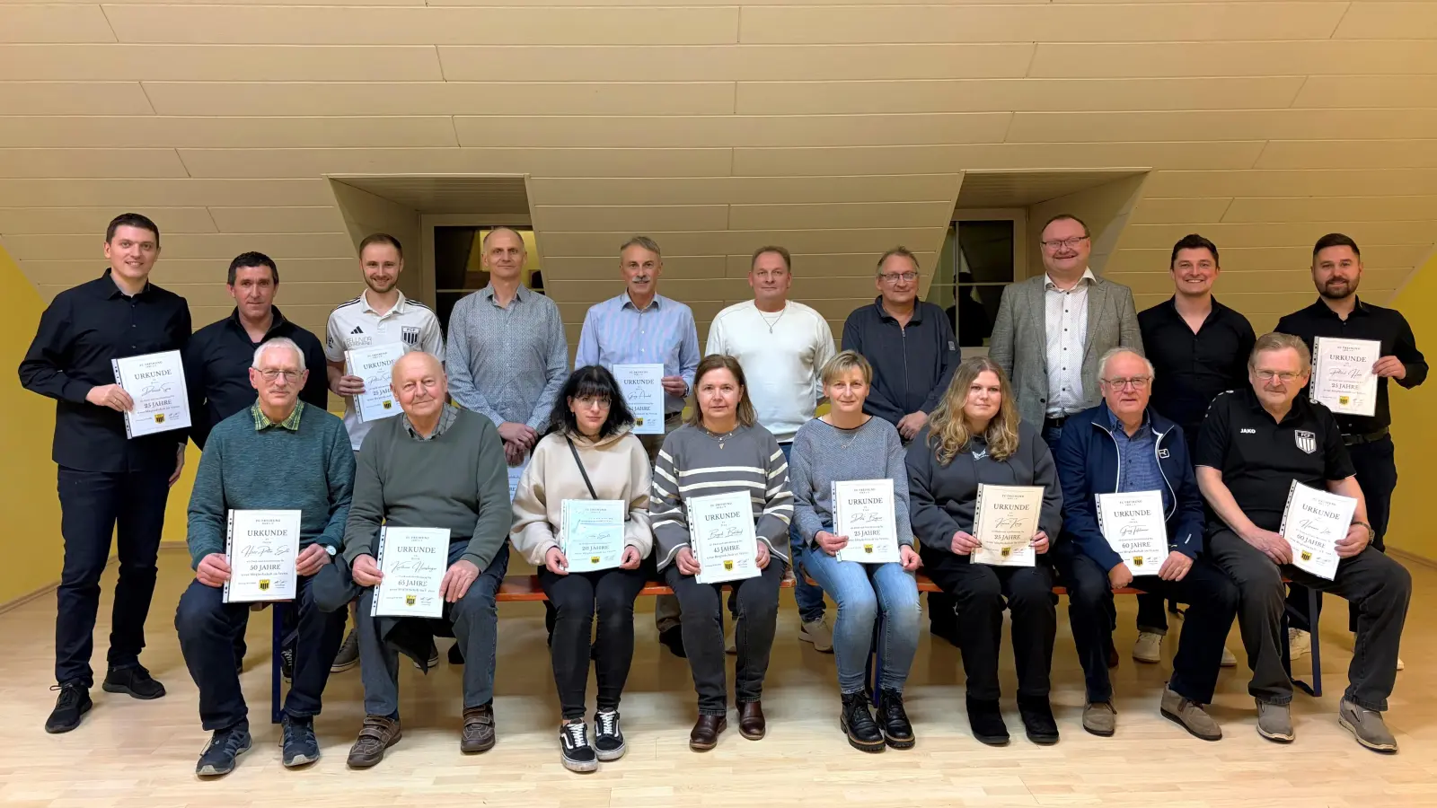 Die langjährigen Vereinsmitglieder freuen sich über die Auszeichnung mit einer Urkunde, die der 1. Vorsitzende Alfred Negel (stehend, Zweiter von links) überreichen durfte. Besonders bemerkenswert sind dabei die Ehrungen für 60 Jahre Mitgliedschaft an Hermann Lühr, Georg Tafelmeier (sitzend, Erster u. Zweiter von rechts) und Oswald Bauer (nicht im Bild) sowie für 65 Jahre an Karlheinz Humsberger (sitzend, Zweiter von links). (Bild: Niklas Kohl)