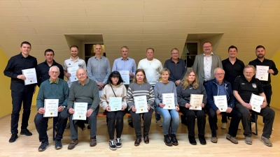 Die langjährigen Vereinsmitglieder freuen sich über die Auszeichnung mit einer Urkunde, die der 1. Vorsitzende Alfred Negel (stehend, Zweiter von links) überreichen durfte. Besonders bemerkenswert sind dabei die Ehrungen für 60 Jahre Mitgliedschaft an Hermann Lühr, Georg Tafelmeier (sitzend, Erster u. Zweiter von rechts) und Oswald Bauer (nicht im Bild) sowie für 65 Jahre an Karlheinz Humsberger (sitzend, Zweiter von links). (Bild: Niklas Kohl)