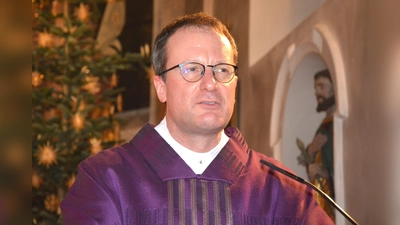 Schon zum wiederholten Mal predigte Domkapitular Michael Dreßel in der Konnersreuther Pfarrkirche.  (Bild: Josef Rosner )