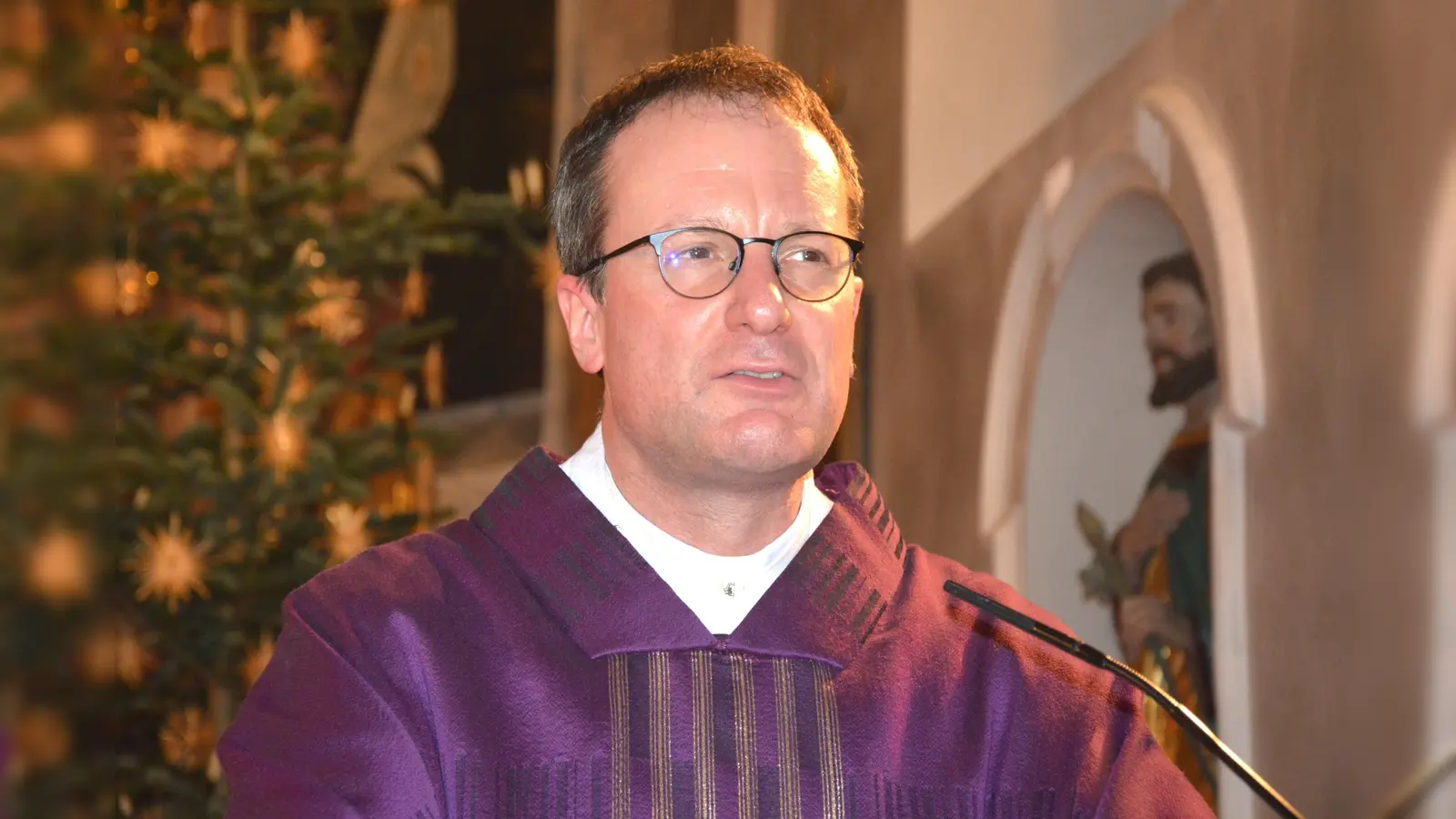 Schon zum wiederholten Mal predigte Domkapitular Michael Dreßel in der Konnersreuther Pfarrkirche.  (Bild: Josef Rosner )