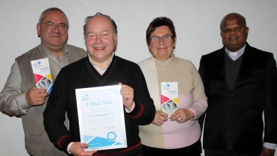Auf dem Bild v.l.: Hans Stelzl (Leiter der Regionalen KEB Tirschenreuth, Tobias Franz (Mitglied des Bildungsrates), Anneliese Krenkel (1. Vorsitzende), Pfarrer Michael Lawrence (Geistlicher Beirat). (Bild: Kerstin Daubitzer)
