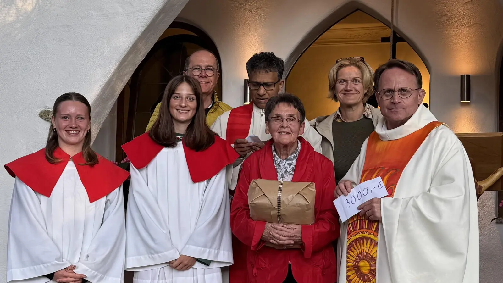 Christa Wildenauer bei der Spendenübergabe an Dekan Hösl und Pater Joseph. (Bild: Waldtraud Albrecht)
