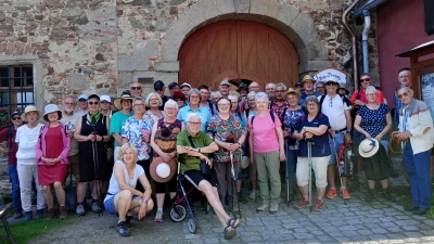 Die Wandergruppe vor dem Tor vom Schloss Burgtreswitz mit Burgführer Peter Garreiss (rechts). (Bild: Josef Enslein)