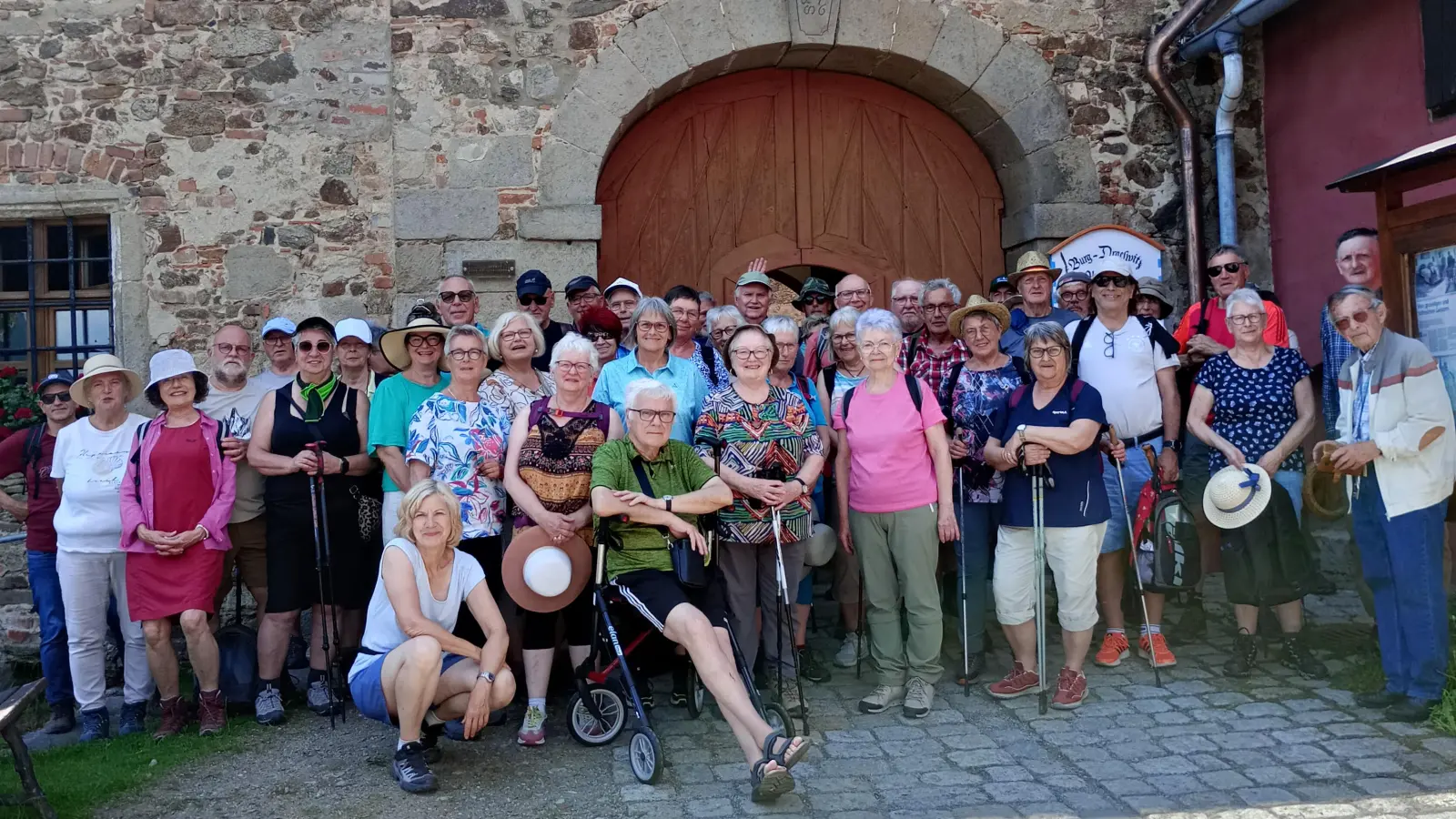 Die Wandergruppe vor dem Tor vom Schloss Burgtreswitz mit Burgführer Peter Garreiss (rechts). (Bild: Josef Enslein)