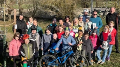 Strahlende Gesichter bei strahlendem Sonnenschein: die Teilnehmer des ersten Kinderradelns der Saison 2026. (Bild: Leoni Wiesneth)