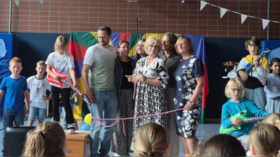 Am Ende des Songs „School's out” fingen die Kinder der Kombiklasse 2/3 a die Lehrkräfte ein (Bild: Anja Zieglmeier)