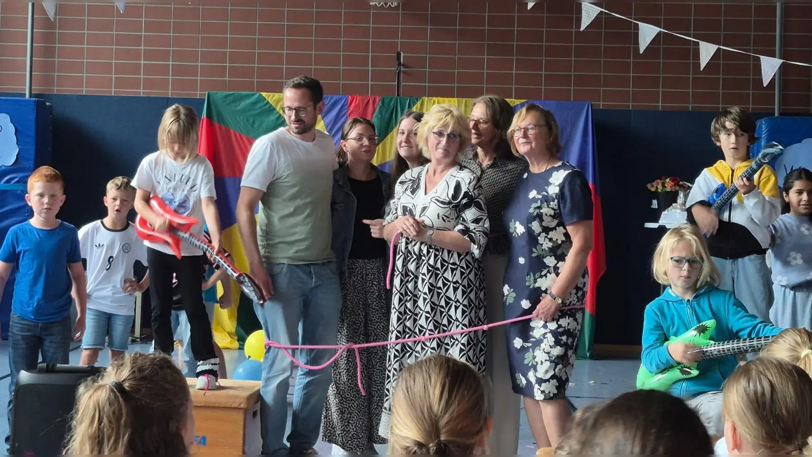 Am Ende des Songs „School's out” fingen die Kinder der Kombiklasse 2/3 a die Lehrkräfte ein (Bild: Anja Zieglmeier)