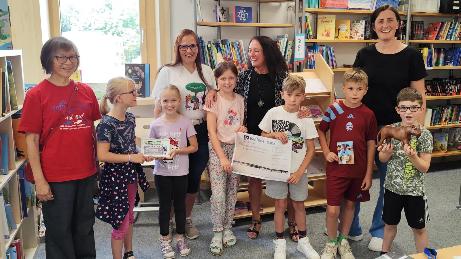 Spendenübergabe von 2600 € an den Verein „Leben und Lernen in Kenia e.V.” (Bild: Johanna Reger)