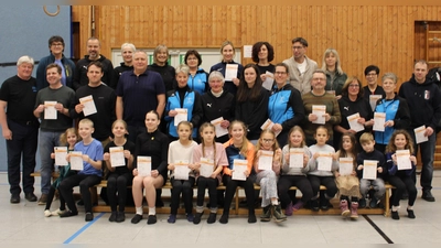Am 13.02.2026 konnte Doris Reiß vielen Aktiven die Urkunde mit Ehrennadel in der Turnhalle in Pechbrunn persönlich übergeben. (Bild: Beate Hilpert)