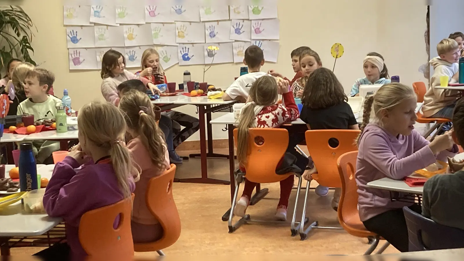 Zum Schluss ließen sich die Kinder Lebkuchen und Tee schmecken (Bild: Anja Zieglmeier)