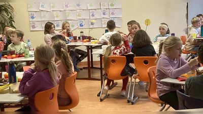 Zum Schluss ließen sich die Kinder Lebkuchen und Tee schmecken (Bild: Anja Zieglmeier)