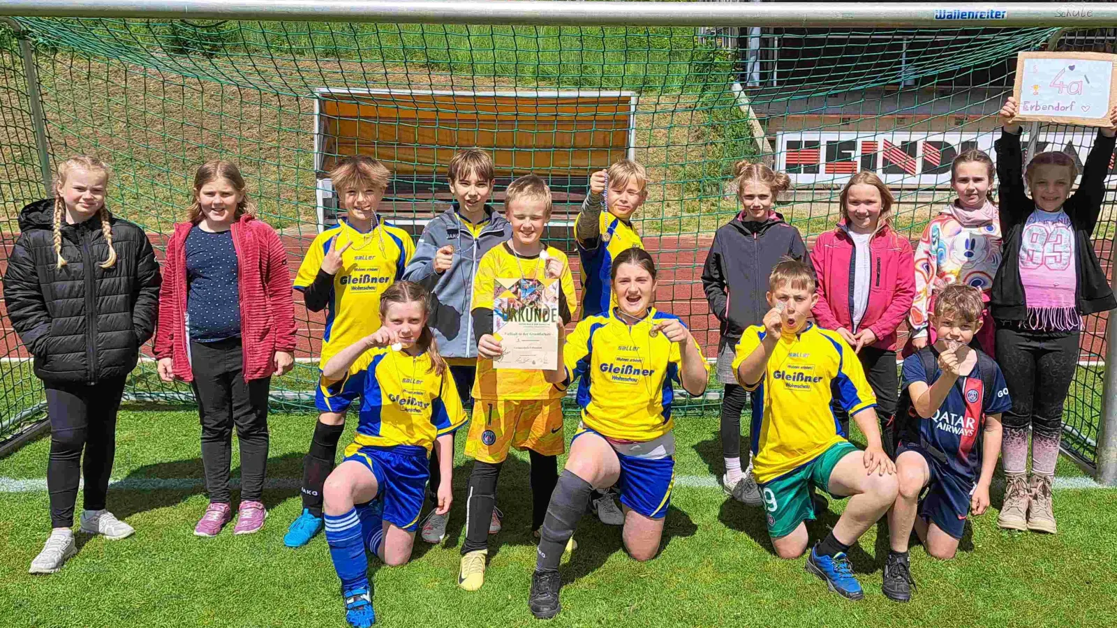 Schulsiegermannschaft für den Klassenmeister Fußball der Grundschulen (Bild: Sabine Graser)