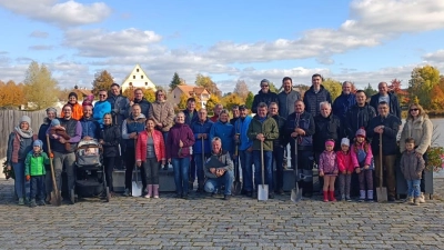 Vinzenz Rahn (vorne, knieend) und Peter Gold (2.R., 4.v.r.) beim gemeinsamen Foto mit den zahlreichen Helfern.  (Bild: Monika Arbter-Hubrich)