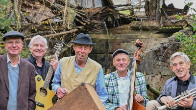 Die Gruppe „Die Namenlosen“ präsentiert das Musikkabarett „Ä Koffer voll Leb’n“. (Bild: Herbert Bauer)