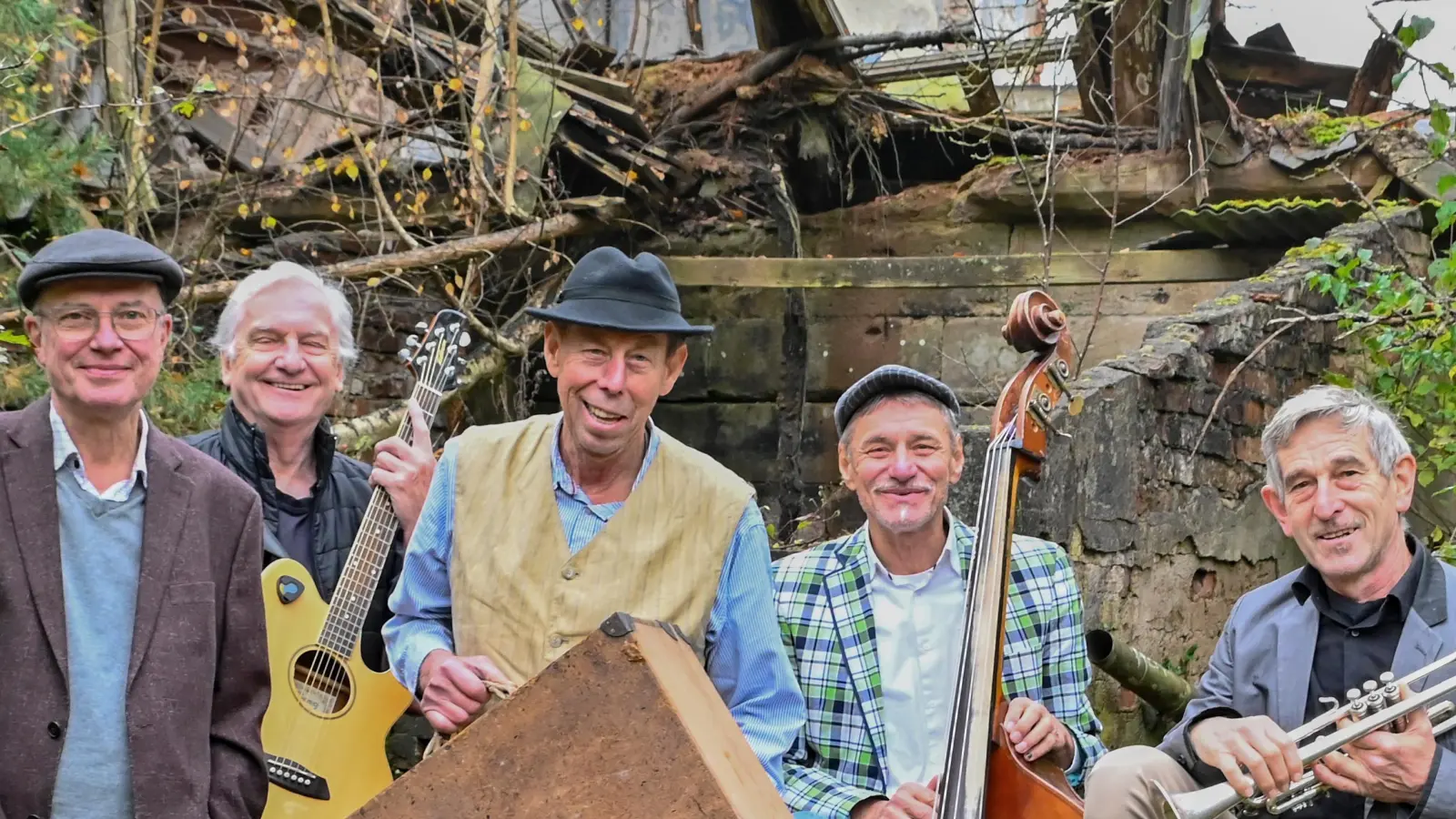 Die Gruppe „Die Namenlosen“ präsentiert das Musikkabarett „Ä Koffer voll Leb’n“. (Bild: Herbert Bauer)