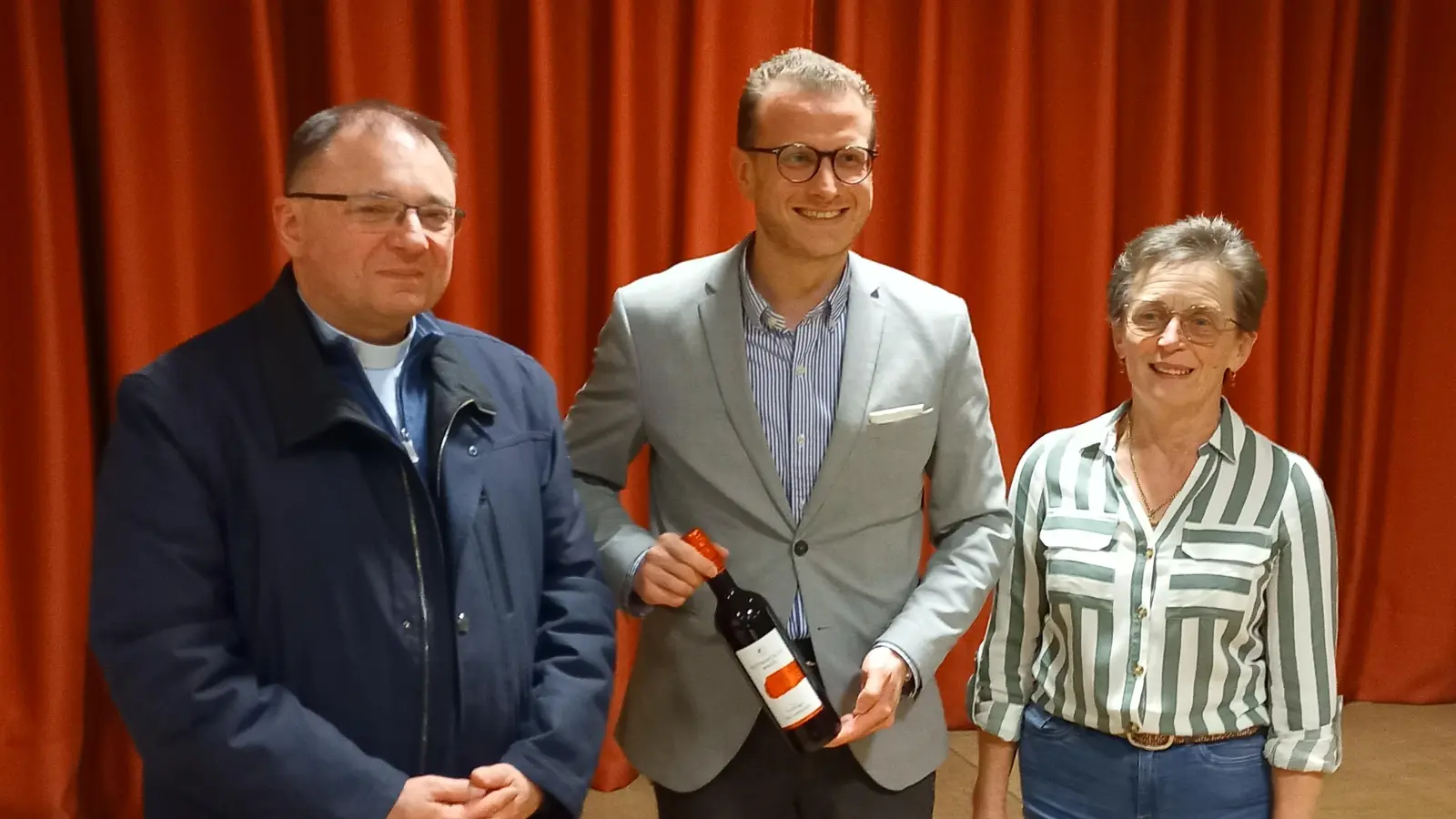 Auf dem Bild sind von links Pfarrer Markus Bruckner, Notar Johannes Eichelsdörfer und Vorsitzende Claudia Porst.<br> (Bild: Lothar Porst)