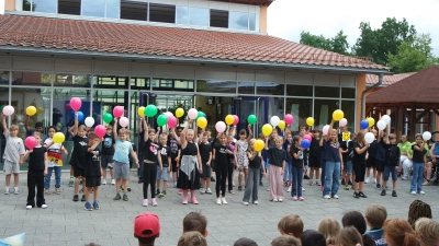 Kinder der 2. Klasse tanzen zu 99 Luftballons. (Bild: Rosmarie Riedl)