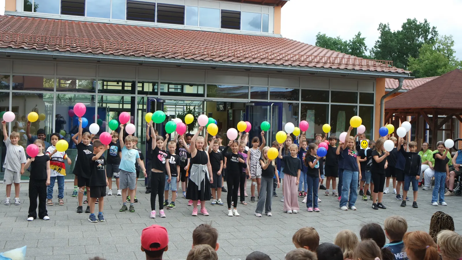 Kinder der 2. Klasse tanzen zu 99 Luftballons. (Bild: Rosmarie Riedl)