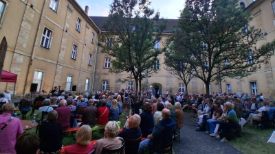 Neuer Besucherrekord im Kloster Ensdorf: Bis auf den letzten Sitzplatz war der Innenhof gefüllt. (Bild: Katharina List)