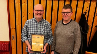 Das neue Ehrenmitglied Karl Maschauer und der 1. Vorstand Rainald Lochner (Bild: Lena Franz)