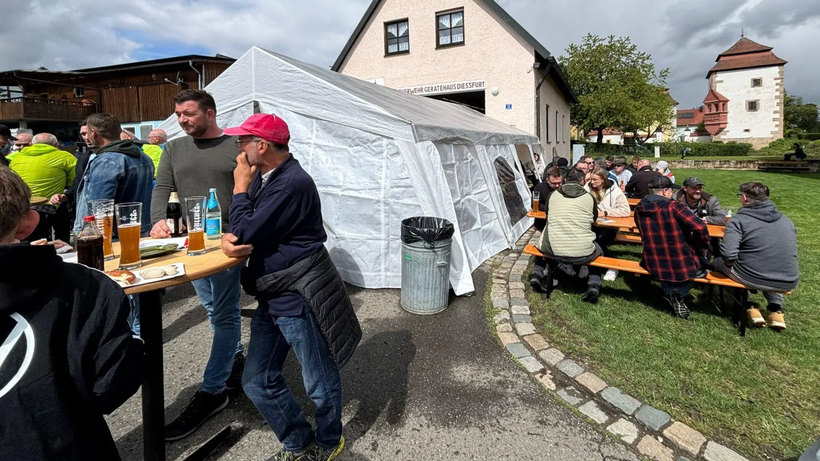 Witterungsbedingt wurde kurzerhand das alte Feuerwehrhaus erweitert.  (Bild: Felix Brüderer)