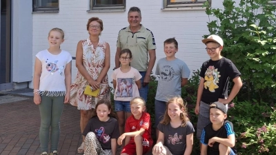 Die Weidenthaler Kommunionkinder bei der Spendenübergabe im HPZ Irchenrieth. (Bild: Theresia Schmidt)