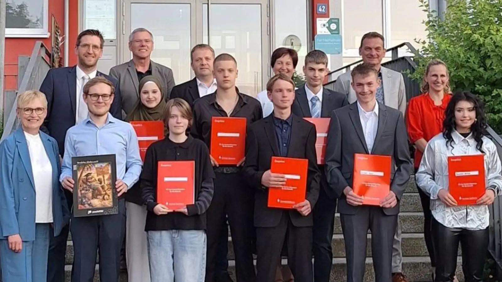 Entlassschüler Ghina Ibesh, Jasmin Akbiyik, Elias Litau, Matthias Bösl, Florian Radies, Michael Bock, Monirée Aprin mit Schulleiterin Gabriela Reitinger-Maier, Klassleitungen Matthias Hübner und Ulrike Wirth, Bürgermeistern Reinhard Sollfrank, Andreas Hösl, Tanja Kippes und Ernst Schicketanz und Johannes Panzer von puzzleYOU. (Bild: Nadine Adam)