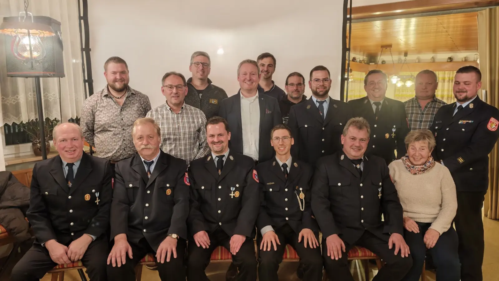 Die Kommandanten Michael Schiller und Harald Meißner (sitzend 3. und 4. von links) mit den Geehrten, Neuaufnahmen und Ehrengästen (Bild: Kett Stefan)