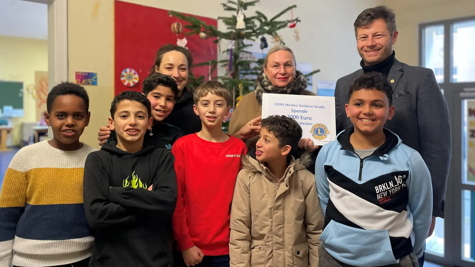Da strahlen Daniela Dütsch, Kornelia Sparrer, Christoph Skutella und ein paar Jungs aus der Hausaufgabenbetreuung um die Wette (Bild: Hubert Schober)