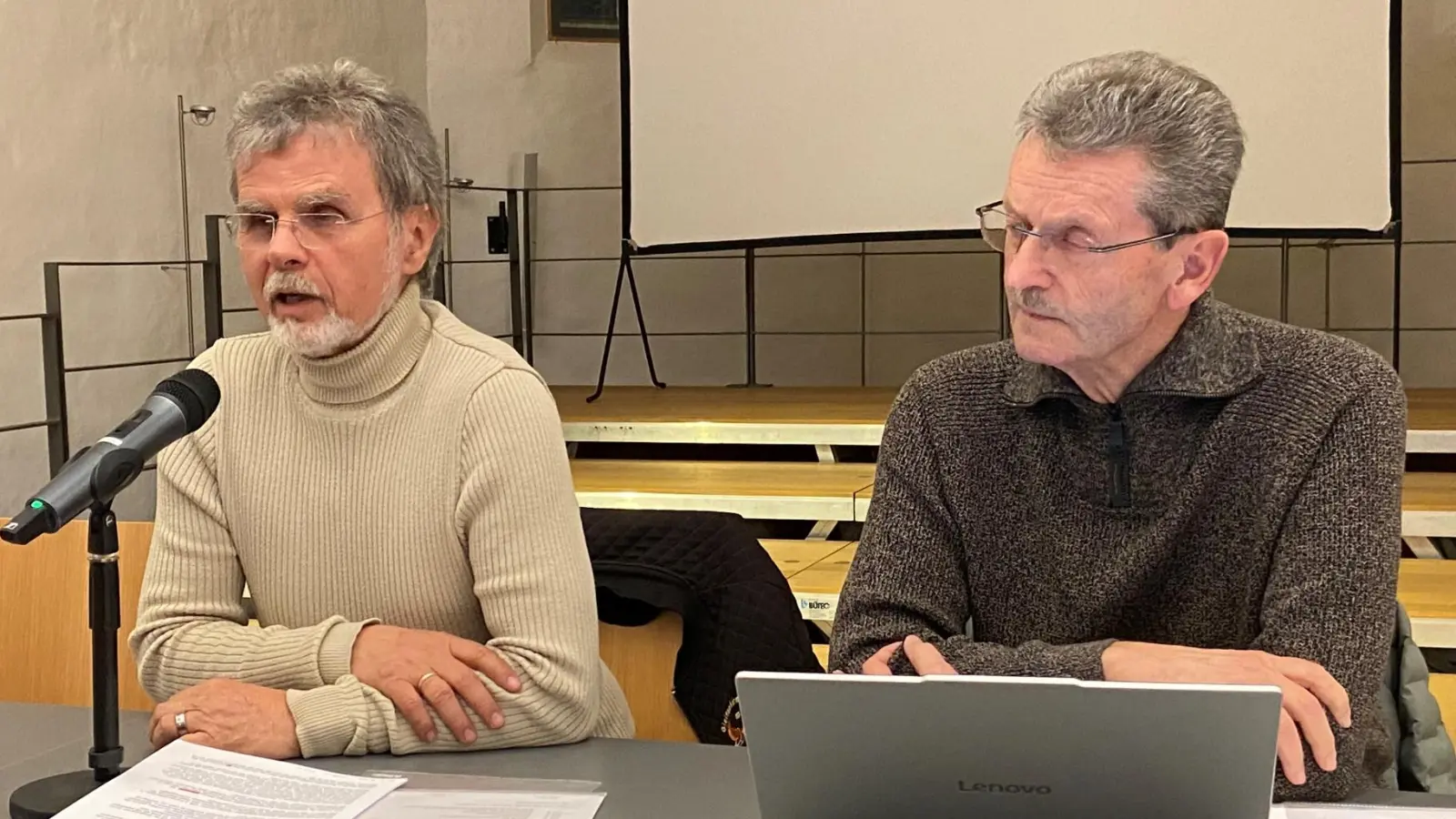 Der 1. Vorsitzende Albert Bruckner (links) und Schatzmeister Manfred Seibert geben bei der Jahreshauptversammlung ein überaus positives Resümee zur Tafel Nabburg e.V. (Bild: Hans Rachwalik)