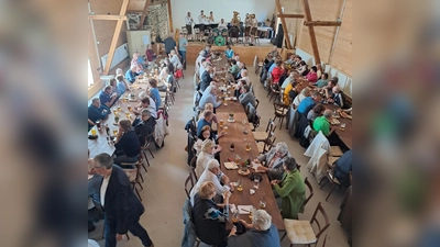 Tolle Stimmung im vollbesetzten Mühlenhof (Bild: Karin Achatz)