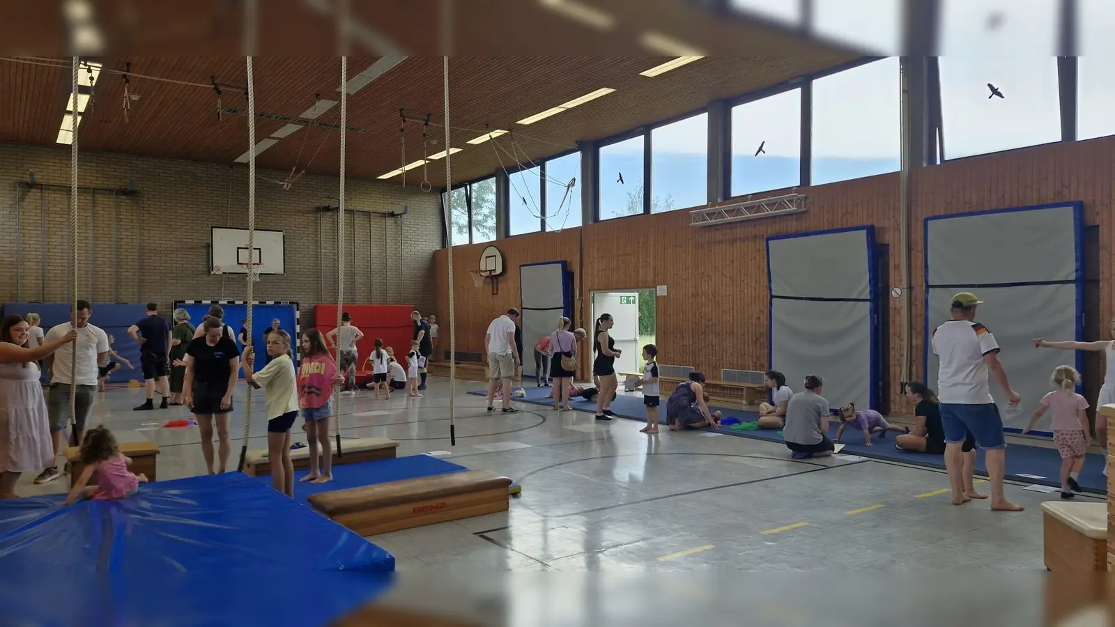 Trotz der hohen Temperaturen kamen viele Kids in die Turnhalle nach Pechbrunn, um das Turnabzeichen abzulegen. (Bild: Iris Zeitler )