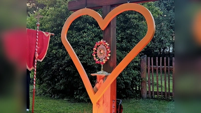 Stimmungsvoller Abschluss der Herz-Jesu Prozession im kath. Pfarrgarten St. Dionysius Neunkirchen. (Bild: Beate Suttner)